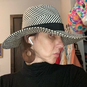 Woven sun hat - free w/bundle of 2 or more.